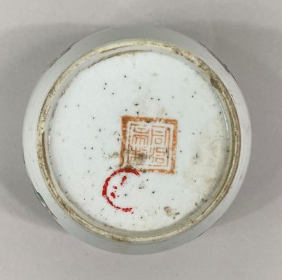  CHINA 
Lot including 
- a covered pot in enamelled porcelain decorated with prunus,...