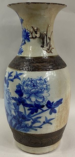  CHINE, NANKIN 
Vase balustre en grès émaillé bleu sur fond crème à décor de faisan...