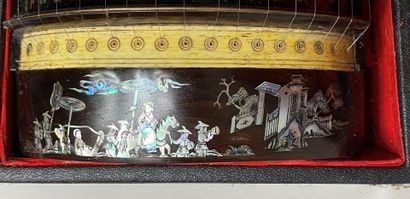  VIETNAM, 
Cithare en bois à décor incrusté de nacre. Orné d'un décor de dragons,...