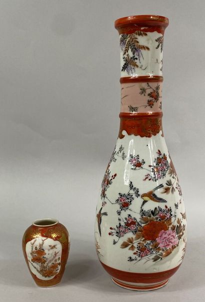  JAPON, XXe siècle 
Vase bouteille annelé en porcelaine émaillée Kutani, à décor...