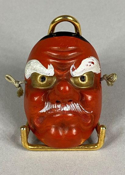  JAPON, XXe siècle 
Masque miniature du théatre de No en terre cuite peinte. 
H:...