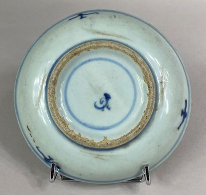  VIETNAM, BLEU DE HUE 
Assiette en porcelaine bleu blanc céladonné à décor lacustre...