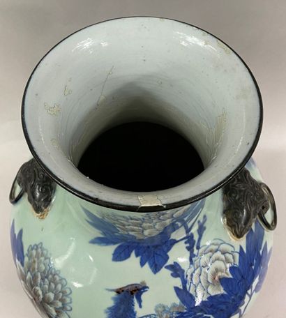  CHINE, 
Vase Hu en porcelaine céladon à décor bleu et rouge de fer ornée d'un paon,...