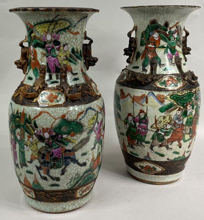  CHINE, NANKIN 
Ensemble de deux vases balustres en céramique craquelée sur fond...