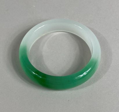  CHINE OU VIETNAM 
Bracelet jonc en jade jadéite "mousse dans la neige" 
(caractère...