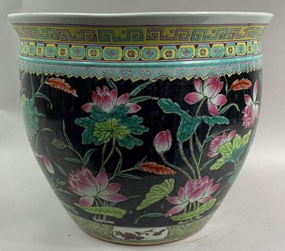  CHINA, 20th century 
Polychrome enamelled ceramic fishbowl with a background decorated...