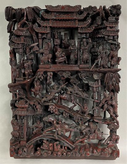  CHINE, Fin XIXe siècle- début XXe siècle 
Panneau en bois laqué rouge sculpté ajouré...