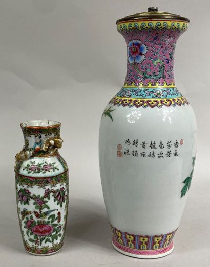  CHINE, XXe siècle 
Vase balustre en porcelaine émaillée dans le goût de la famille...