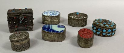  CHINA AND ELSEWHERE 
Set of small covered boxes in metal, cabochons and blue white...
