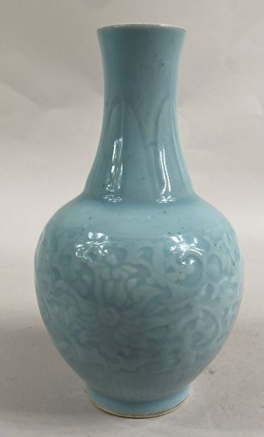 CHINE 
Vase en porcelaine de forme bouteille...