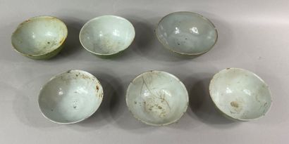 VIETNAM, XIXe - XXe siècles 
Ensemble de six bols en céramique céladon. 
Marque...