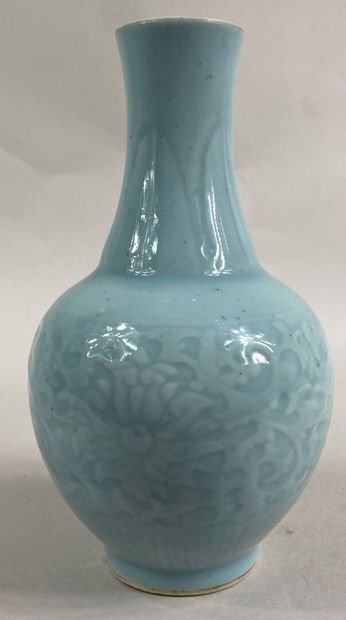  CHINE 
Vase en porcelaine de forme bouteille à glaçure dite "clair de lune". A panse...