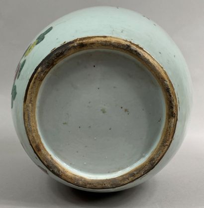  CHINE, 
Potiche couverte en porcelaine émaillée à décor de vases archaïsants fleuris,...