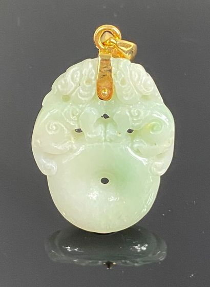  CHINA, 20th century 
Pendant mounted in 14K yellow gold with a small bi jade disk...