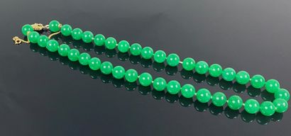  CHINA 
Necklace of jade jadeite beads. Clasp in yellow gold (14K) with its chain...