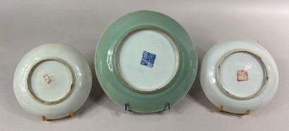  CHINA 
Lot including 
- a covered pot in enamelled porcelain decorated with prunus,...