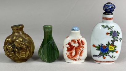 CHINA 
Set of four bottles / snuffboxes,...