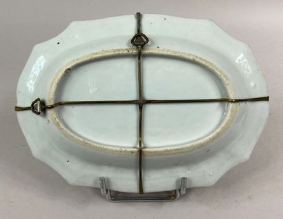  CHINE, Compagnie des Indes, XIXe siècle 
Petite coupelle polylobée en porcelaine...