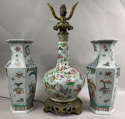  CHINE, CANTON 
Vase bouteille en porcelaine émaillée polychrome à décor de rinceaux...