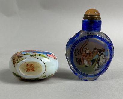 CHINE, XXe siècle 
Ensemble de deux flacons / tabatières en verre coloré et émaillé....