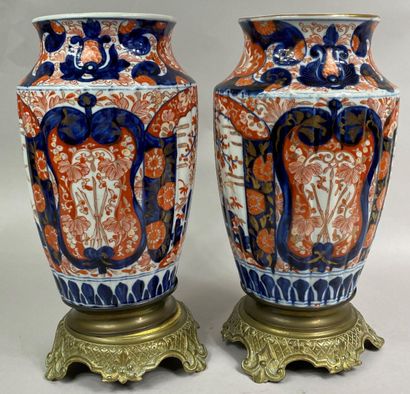  JAPON, IMARI, XXe siècle 
Paire de vases godronnés en porcelaine Imari, à décor...