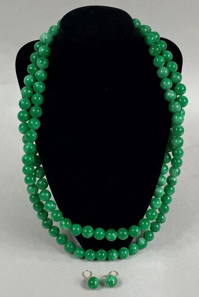  CHINE 
Demi-parure en perles de jade jadéite dans les tons "vert pomme" comprenant...