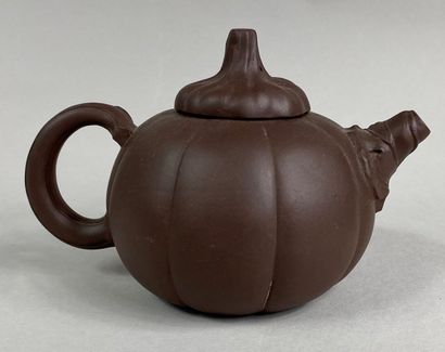  CHINA, 20th century 
Terracotta teapot in the form of a pumpkin, with a handle in...