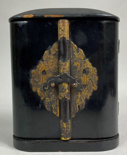  JAPON, XIXe - XXe siècles 
Petit Butsudan en bois laqué noir et doré ouvrant par...
