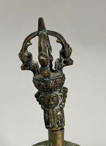  TIBET 
Cloche gantha en bronze et laiton. la prise formée d'un demi vajra surmontant...