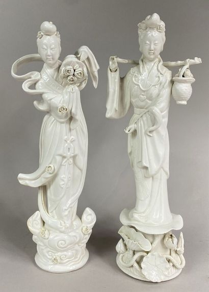  CHINE, XXe siècle 
Ensemble de deux statuettes en porcelaine blanche émaillée dite...