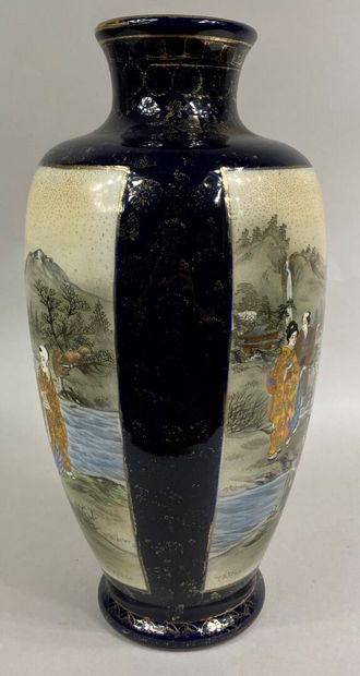  JAPON, XXe siècle 
Vase balustre en faïence émaillée à décor de paysages où geishas...