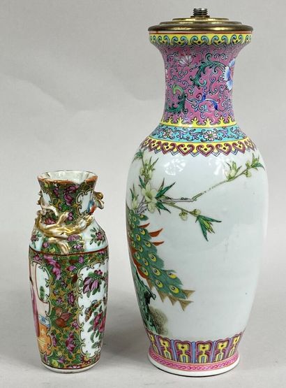  CHINE, XXe siècle 
Vase balustre en porcelaine émaillée dans le goût de la famille...