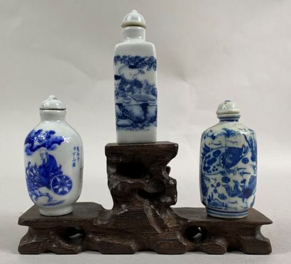  CHINE, 
Ensemble de trois tabatières en porcelaine bleu blanc, décor imprimé pour...