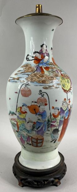 CHINE 
Vase de forme queue de phénix en porcelaine...