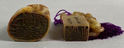  CHINE, XXe siècle 
Ensemble de deux sceaux en pierre dure sculptée à décor de chiens...