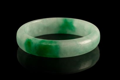  CHINE / VIETNAM, 
Bracelet jonc en jade jadéite "mousse dans la neige" 
(caractère...