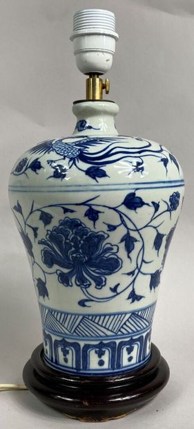  CHINE, XXe 
Vase de forme meiping en porcelaine à décor bleu blanc de registres...