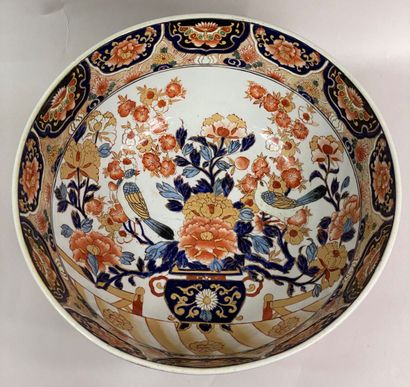  CHINE, dans le goût des porcelaines IMARI, XXe siècle 
Grand bol en céramique émaillée...