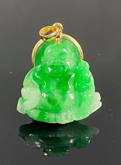  CHINA 
Pendant in yellow gold (14K) with a laughing Buddha in jade jadeite "apple...