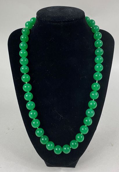  CHINE 
Collier de perles en jade jadéite. Fermoir en or jaune (14K) avec sa chainette...