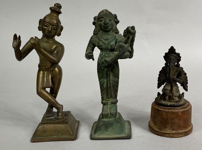  INDE 
Lot de trois sculptures en bronze représentant différentes divinités. 
H:...