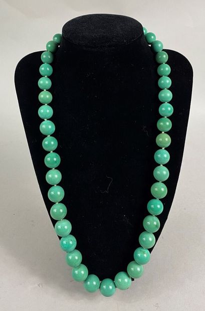  Collier de perles en turquoise disposées en légère chute 
L: 28 cm