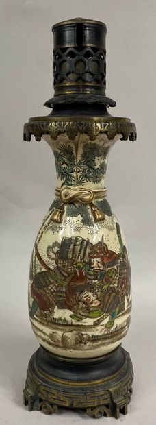 JAPON, XXe siècle 
Vase bouteille en faïence...