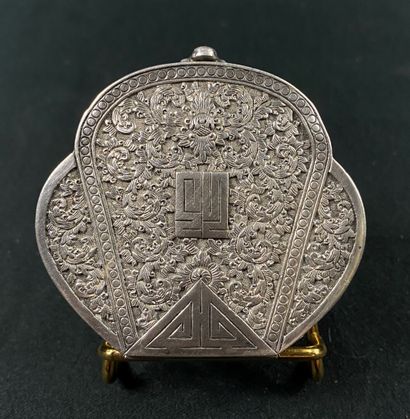  VIETNAM/INDOCHINE 
Petit miroir de poche trilobé en argent (min. 800) ciselé à décor...