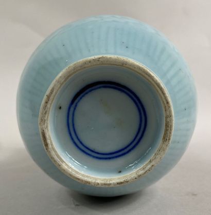  CHINE 
Vase en porcelaine de forme bouteille à glaçure dite "clair de lune". A panse...