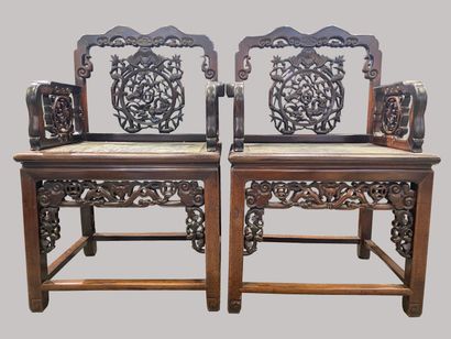  VIETNAM, XXe siècle 
Paire de fauteuils en bois sculpté et ajouré, assise en marbre...