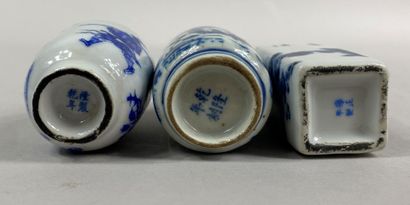  CHINE, 
Ensemble de trois tabatières en porcelaine bleu blanc, décor imprimé pour...