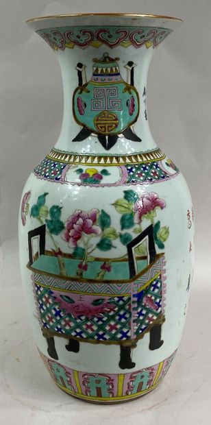 CHINE, XXe siècle 
Vase balustre en céramique...