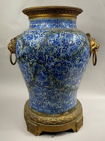  CHINA, 18th century 
Important blue and white porcelain vase decorated with foliage...