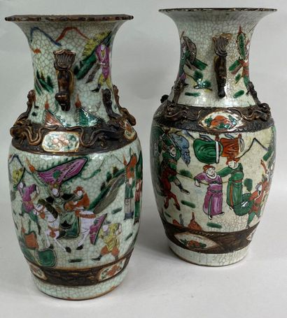  CHINE, NANKIN 
Ensemble de deux vases balustres en céramique craquelée sur fond...